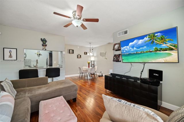10049 Winding Lake Road 202, Sunrise, FL 33351