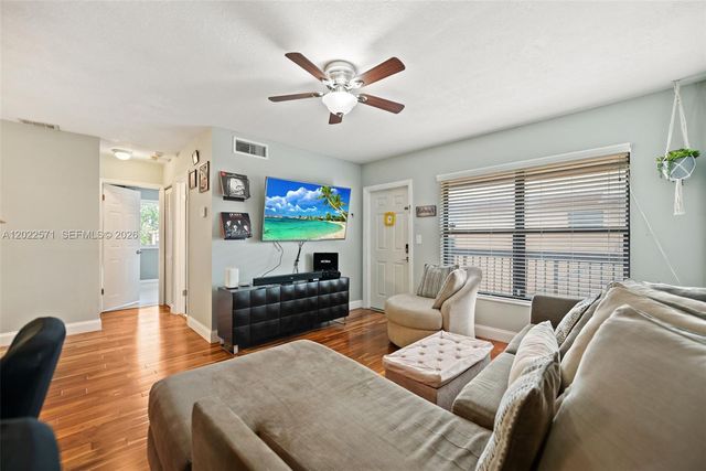 10049 Winding Lake Road 202, Sunrise, FL 33351