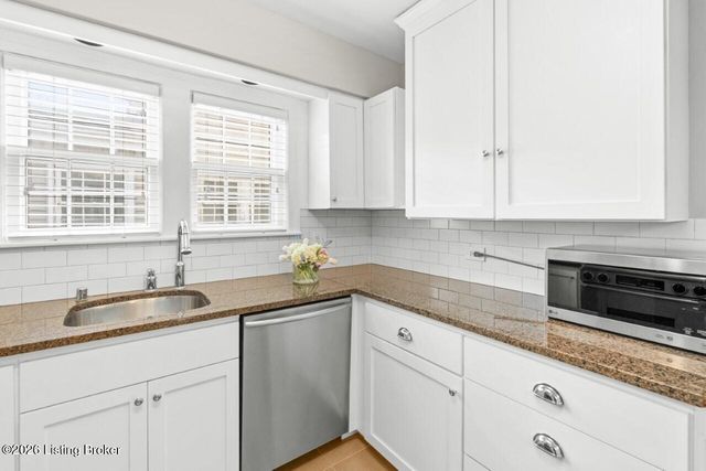 4029 Saint Ives Ct, Louisville, KY 40207