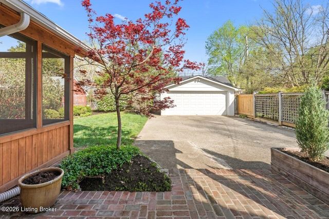 4029 Saint Ives Ct, Louisville, KY 40207