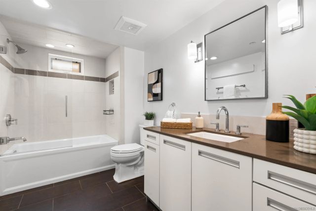 215 2nd St 101, Encinitas, CA 92024