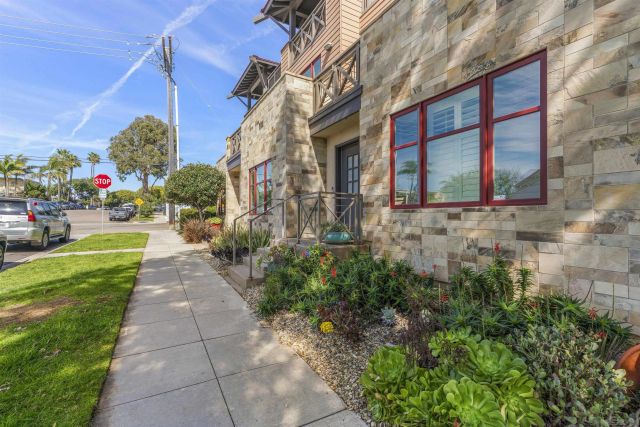 215 2nd St 101, Encinitas, CA 92024