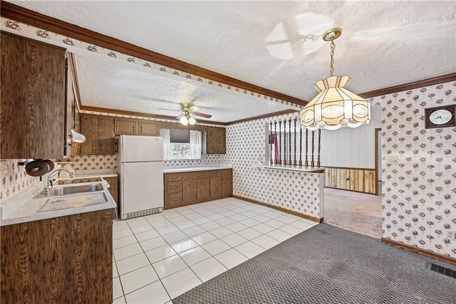 2983 Edgecliff Rd, Lower Burrell, PA 15068