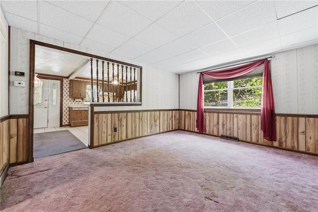 2983 Edgecliff Rd, Lower Burrell, PA 15068