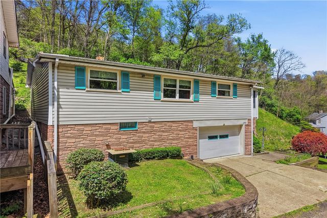 2983 Edgecliff Rd, Lower Burrell, PA 15068