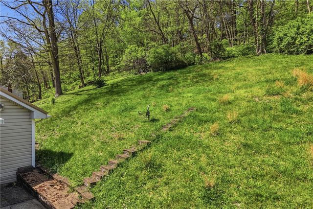 2983 Edgecliff Rd, Lower Burrell, PA 15068