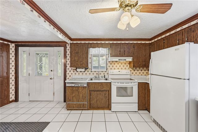 2983 Edgecliff Rd, Lower Burrell, PA 15068