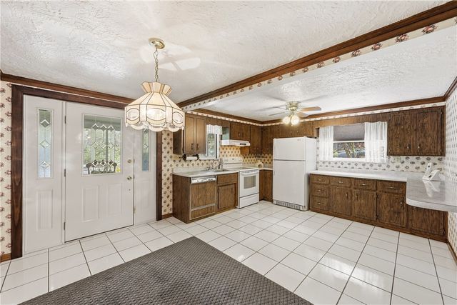 2983 Edgecliff Rd, Lower Burrell, PA 15068