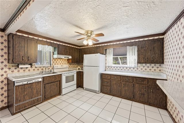 2983 Edgecliff Rd, Lower Burrell, PA 15068