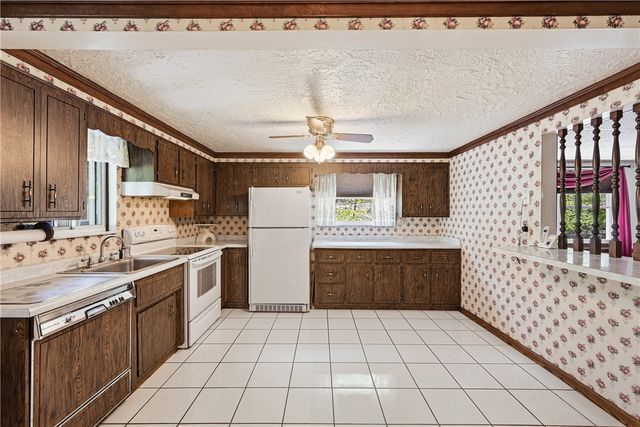 2983 Edgecliff Rd, Lower Burrell, PA 15068