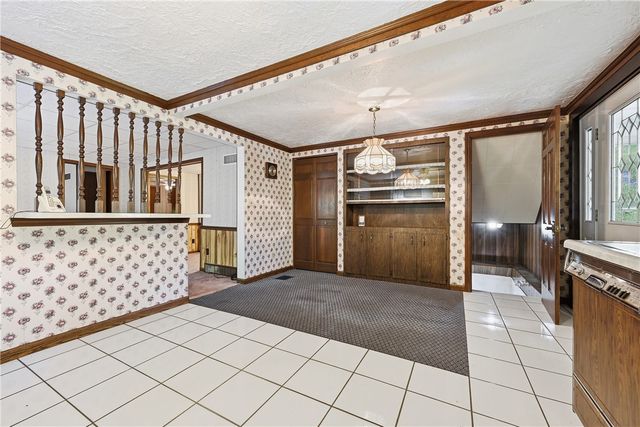 2983 Edgecliff Rd, Lower Burrell, PA 15068