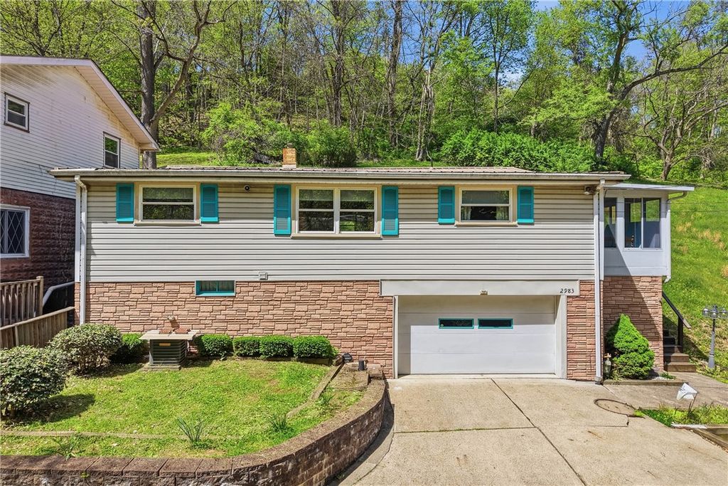 2983 Edgecliff Rd, Lower Burrell, PA 15068