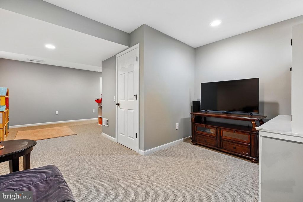 Image 38 of property listing at 18262 METZ DR, Germantown, MD 20874