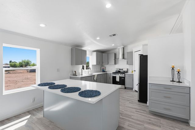 64 San Francisco Avenue, Los Lunas, NM 87031
