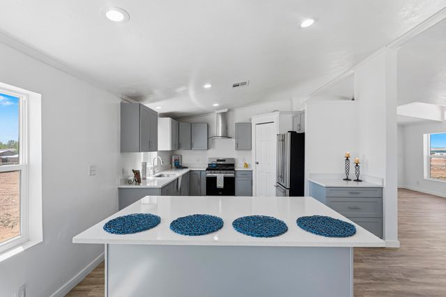 64 San Francisco Avenue, Los Lunas, NM 87031
