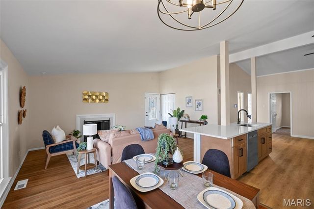 515 Crestvale Drive, Rock Hill, MO 63119