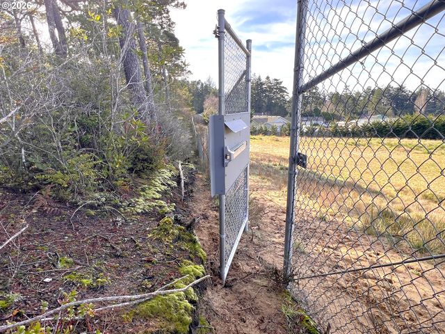 1025 PARK Pl, Coos Bay, OR 97420