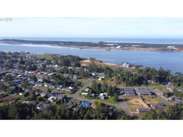 1025 PARK Pl, Coos Bay, OR 97420