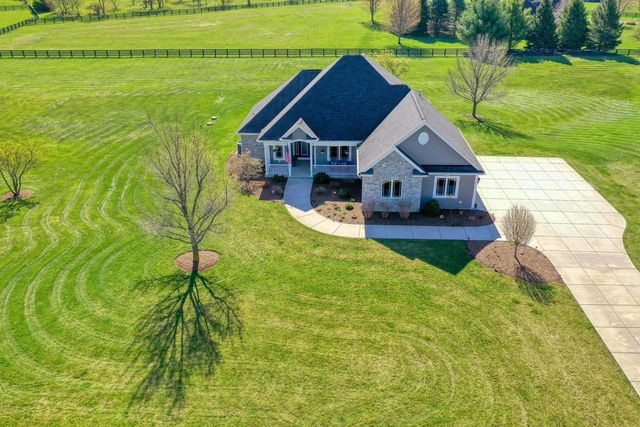 W329S8470 S Oak Tree DRIVE, Mukwonago, WI 53149