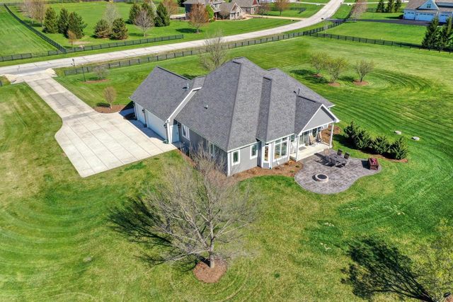 W329S8470 S Oak Tree DRIVE, Mukwonago, WI 53149