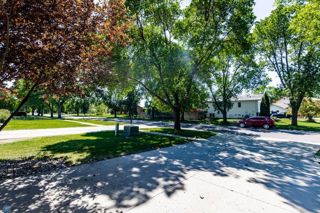 25 Birch Lane S, Fargo, ND 58103