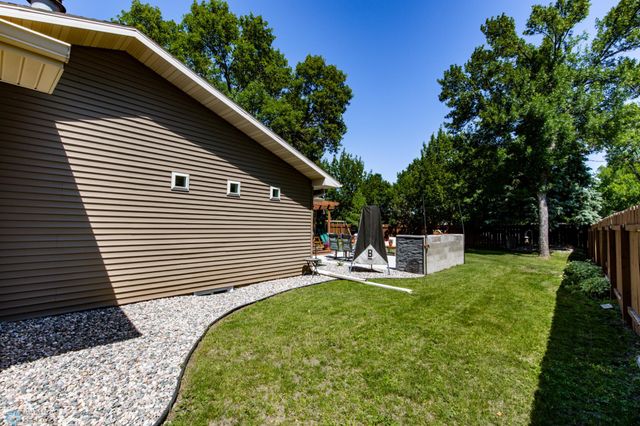 25 Birch Lane S, Fargo, ND 58103