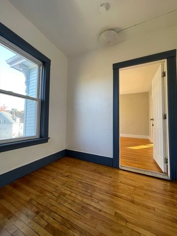 5 Freeland Ter, Worcester, MA 01603
