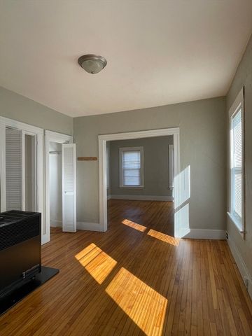 5 Freeland Ter, Worcester, MA 01603