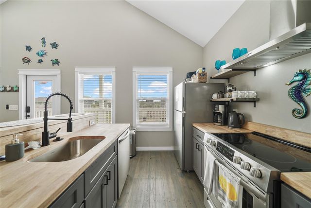 1070 Cedar Lane, Gilchrist, TX 77617