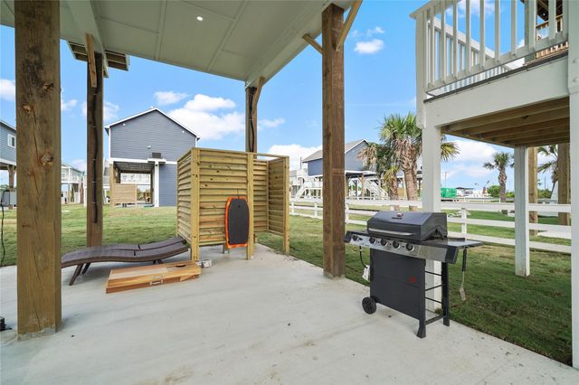 1070 Cedar Lane, Gilchrist, TX 77617