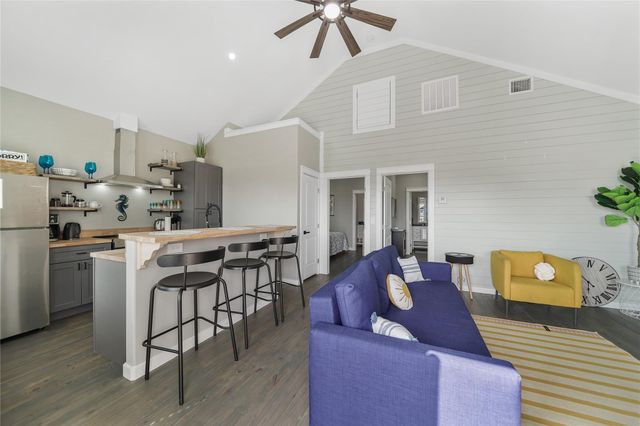 1070 Cedar Lane, Gilchrist, TX 77617