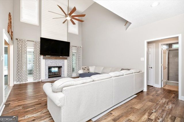 211 White Columns Drive, Kathleen, GA 31047