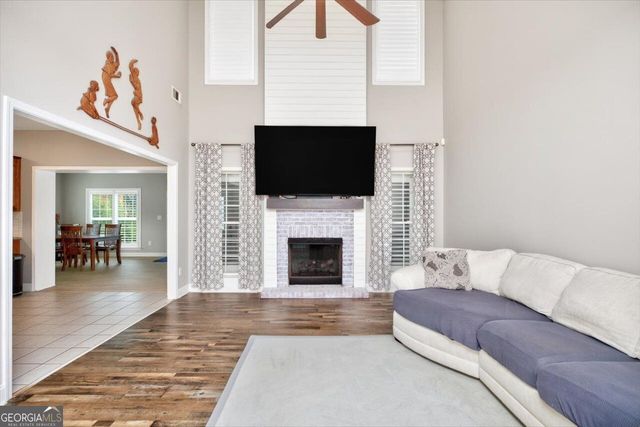211 White Columns Drive, Kathleen, GA 31047