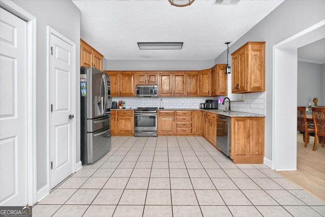 211 White Columns Drive, Kathleen, GA 31047