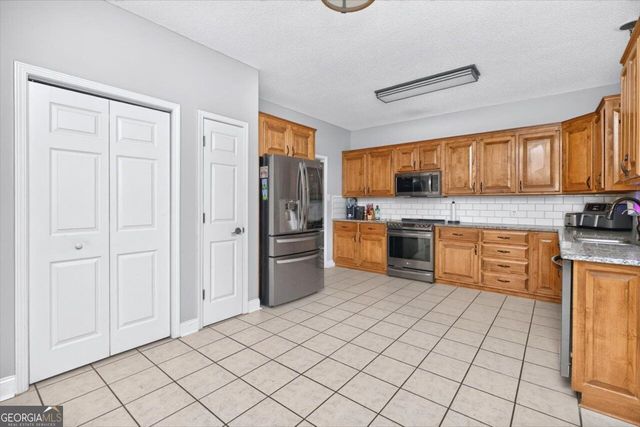 211 White Columns Drive, Kathleen, GA 31047