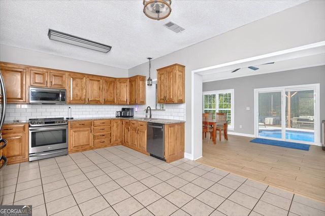 211 White Columns Drive, Kathleen, GA 31047