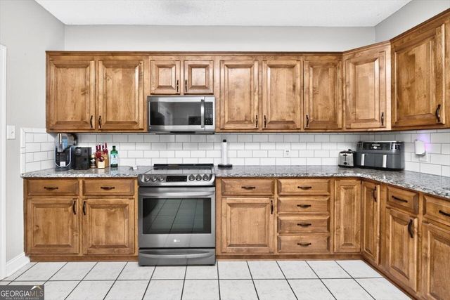 211 White Columns Drive, Kathleen, GA 31047