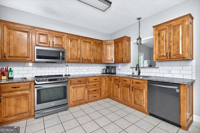 211 White Columns Drive, Kathleen, GA 31047