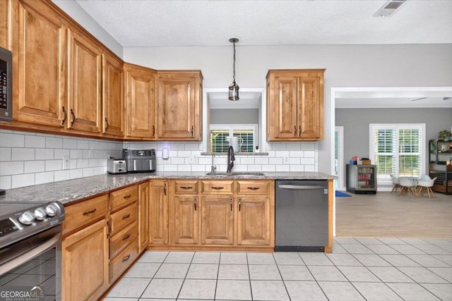 211 White Columns Drive, Kathleen, GA 31047