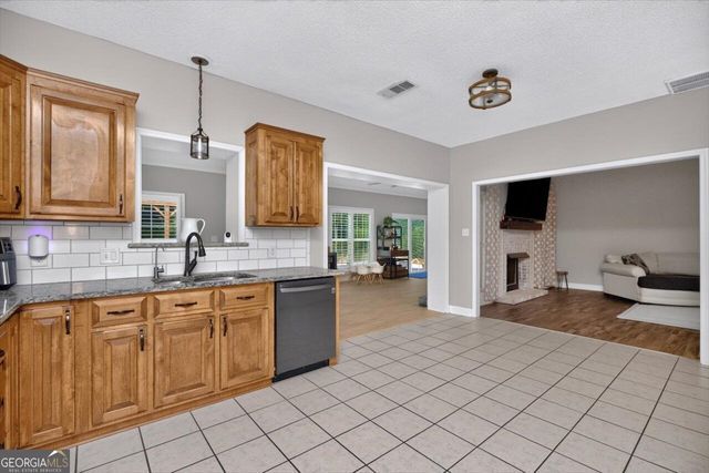 211 White Columns Drive, Kathleen, GA 31047