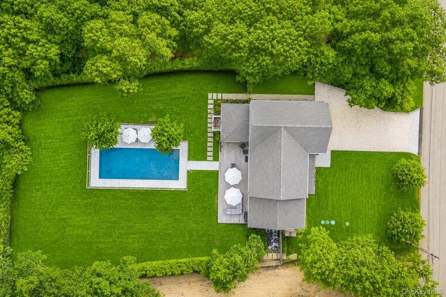 15 Wild Cherry Lane, East Quogue, NY 11942
