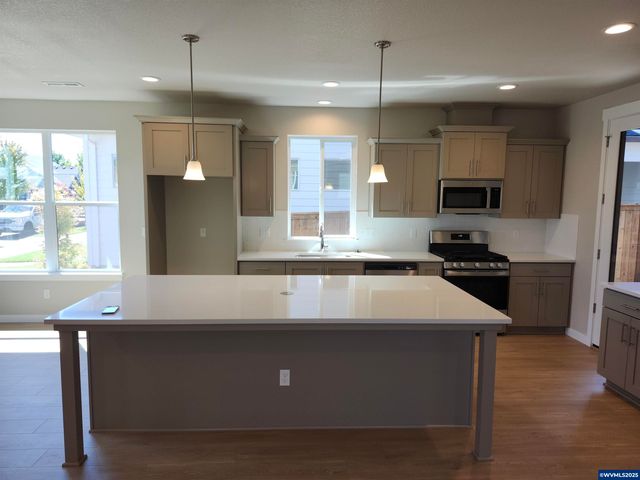 650 Magnolia Av, Woodburn, OR 97071