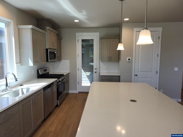 650 Magnolia Av, Woodburn, OR 97071