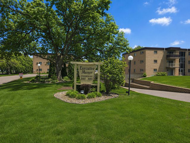 3155 Old Highway 8 104, Roseville, MN 55418