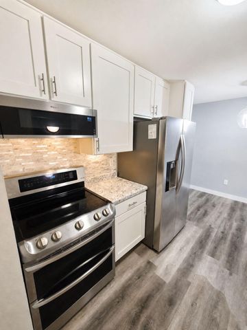 3155 Old Highway 8 104, Roseville, MN 55418