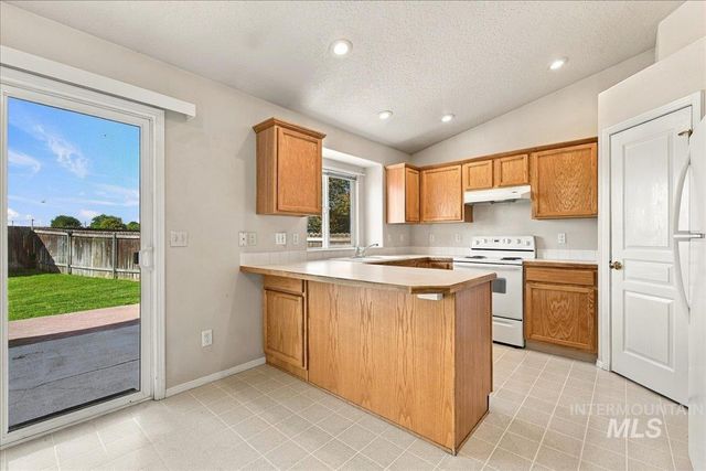 7649 Arlington Dr, Nampa, ID 83687