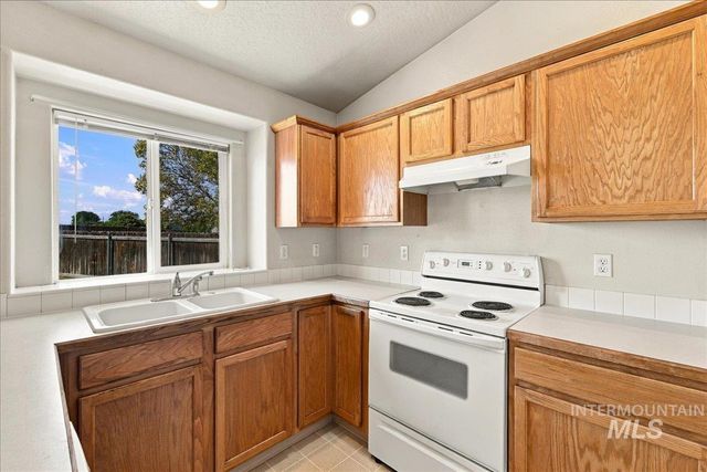 7649 Arlington Dr, Nampa, ID 83687