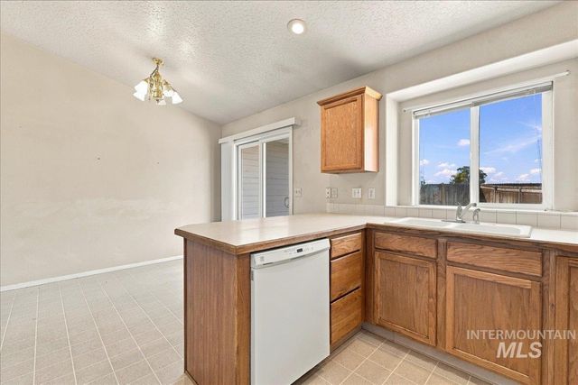 7649 Arlington Dr, Nampa, ID 83687