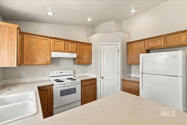 7649 Arlington Dr, Nampa, ID 83687