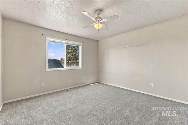 7649 Arlington Dr, Nampa, ID 83687